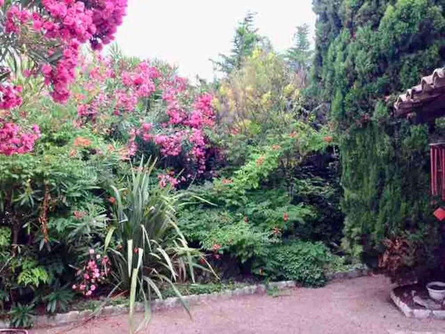 Proche Plages Juan Les Pins Petit Studio Dans Villa Antibes 0*,  France